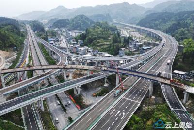 利咸高速小模枢纽互通匝道建设正酣