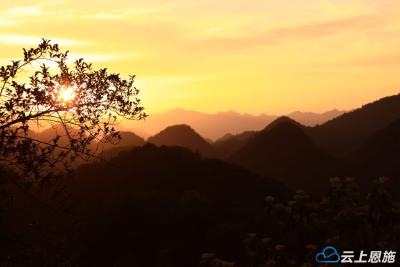 恩施鹤峰夏日芳华：晚霞漫天映石龙 