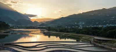 恩施巴东：神农湖畔夕照醉，山影湖光入画来