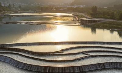 巴东：神农湖畔夕照醉，山影湖光入画来