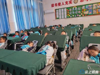 恩施宣恩：“一键躺睡”午休新方式 助力学生健康成长