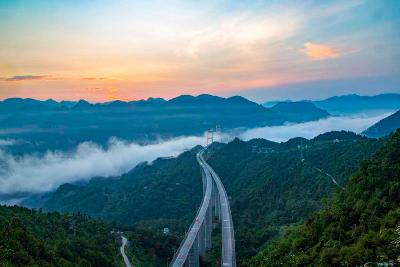 巴东四渡河大桥：晨雾缭绕间的“天路”奇迹