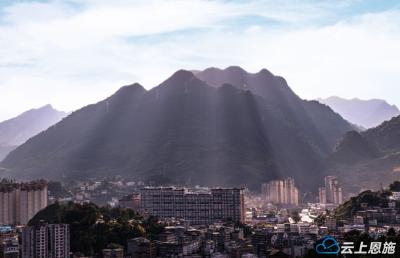 鹤峰：丁达尔光的山间暮色