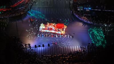 恩施州八县市非遗天团花车巡游惊艳清江 外国情侣浪漫体验东方情人节