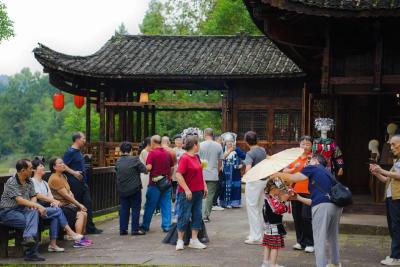 世遗唐崖“旅拍”走红：一袭华服，穿越六百年土司城池