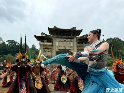 恩施咸丰唐崖论坛实地考察 三大联展呈现世遗魅力