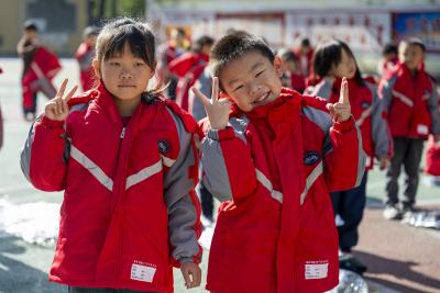 搭建公益桥梁 来凤189名学子获安全校服