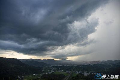 恩施利川：一城山色半城光