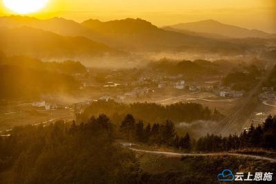 恩施咸丰：云蒸霞蔚任卷舒，岚气氤氲锁半城