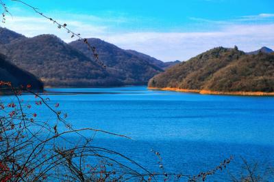 恩施建始：碧水映流云 层林染初冬