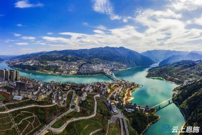 巴东：春日登高，饱览三峡风光