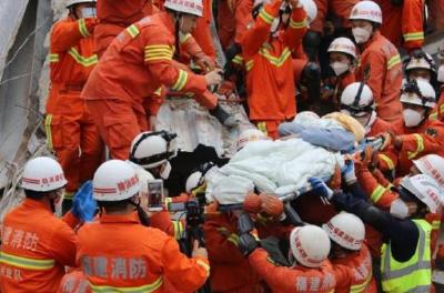 福建泉州酒店坍塌被困逾69小时幸存者：相信自己能活 