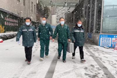 强降雪引发交通事故 市人民医院急诊科120战风雪救伤员