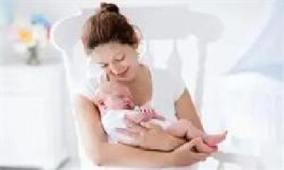 让新生儿早接触早吮吸手把手教新手妈妈哺乳 市妇幼保健院多举措倡导母乳喂养