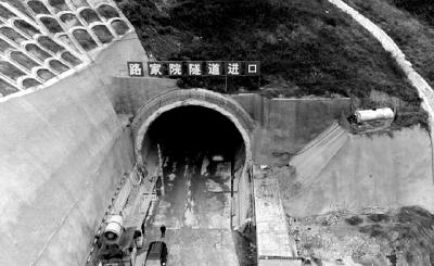 全长526米，最大埋深90米！西十高铁路家院隧道提前一个月贯通