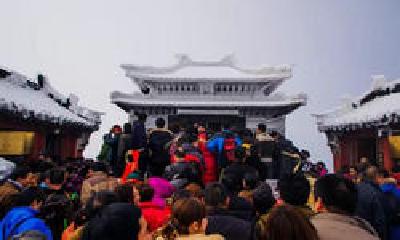 正月初三武当山景区迎来万人祈福 记者排队4小时登上金顶