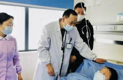 揪心！9岁男孩摔倒竹棍从大腿插入腹腔 120及时送医脱险