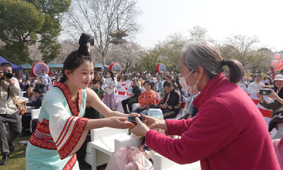 十堰特色文旅IP集体亮相武汉东湖樱花园 受现场游客热捧