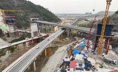 西十高铁湖北段柳家河福银立交大桥施工取得新进展！