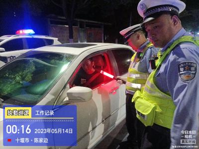 心存侥幸！一男子深夜酒驾上路被逮个正着