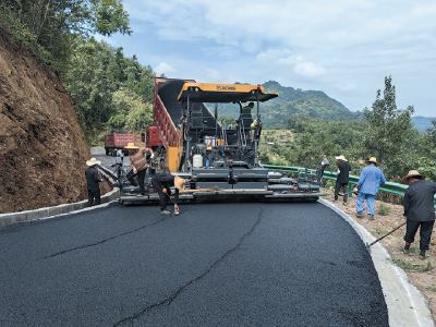 战高温 忙铺路 