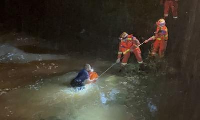 雨天路滑私家车冲入河里，紧急时刻，幸好他们及时赶到……