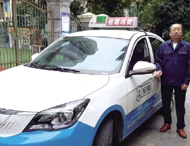 诚信社会 你我共建 | 捡到装有3.5万元现金的包立即归还 的哥张杰，好样的！