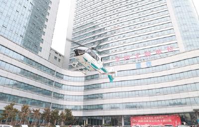 35岁男子车祸重伤 26分钟紧急救援 十堰市人民医院直升机免费救援竹山伤员