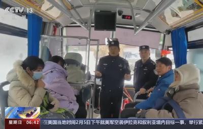 央视《朝闻天下》报道十堰警方护送滞留武当山景区游客安全转运