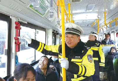 连续服务春运26年站好“最后一班岗” 交警李相宏登上《人民日报》头版