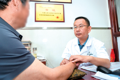 发现身边好中医 | 全国老中医药传承指导专家、十堰市中医医院知名专家黄斌：创新制良方 仁心护“人心”