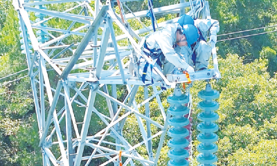 40℃高温下，他们攀高塔带电作业