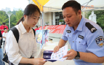 开学“禁毒”第一课 筑牢青春“防毒墙”