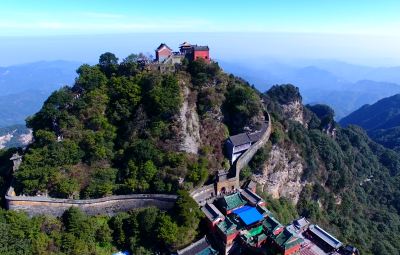 武当山景区秋意浓 游客中秋登高望远