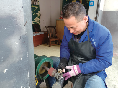 我们身边的小修小补 | 14年坚守“修”出和谐邻里情 他免费为顾客解决小毛病 