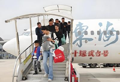 带着十堰元素翱翔天空  “十堰武当号”主题航班今日首航