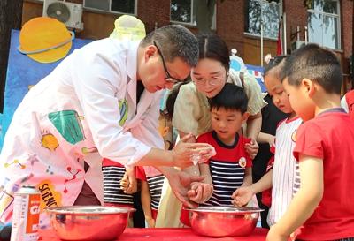 机器人跳舞、无人机炫酷飞行……这场“六一”游园会科技感十足