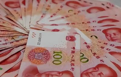 夫妻俩家中制假币，每天印多少花多少……