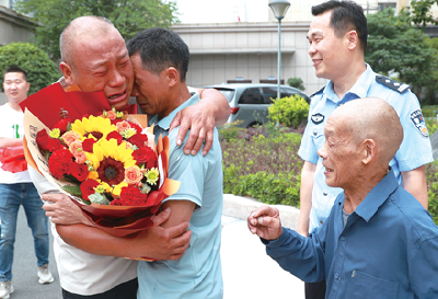 这一个拥抱，他们等了46年  十堰警方助离散亲人重逢