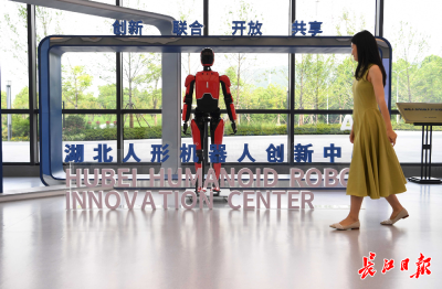 武汉有了人形机器人“学校”，“人形机器人进家庭，这是第一步”