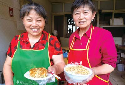 百姓生活 | 姐妹俩相守34年，在新疆路摆摊开店做小吃，姐姐卖蒸面、妹妹卖豆皮 这家早餐店暖胃又暖心