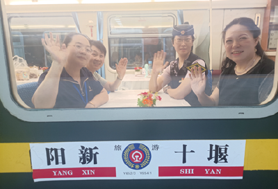 400余名游客乘十堰首个银发旅游专列游赣北 “我们啥都不用操心，只管放心玩”