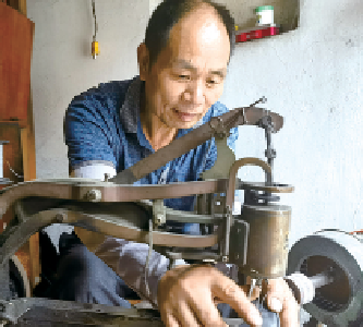 十堰社区 |鞋匠坚守街头近三十年 “能用的东西不糟蹋，是老理儿”