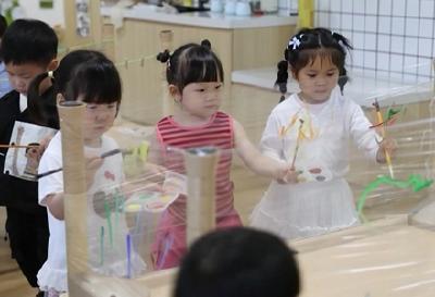 免费学前教育来了！分步推进减轻育儿负担