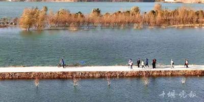 十堰郧阳：车行碧波上 人在画中游