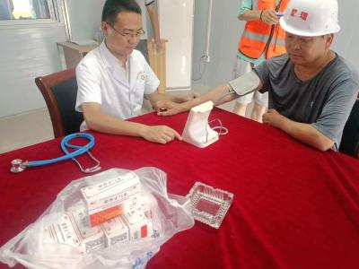 龙山镇卫生院为建筑工地防暑降温有“凉”策