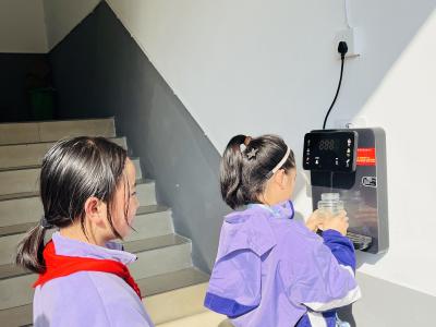 白杨坪林区中心学校：山里娃用上净水机 喝水方便又洁净