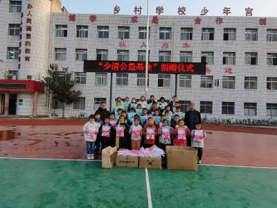 爱心人士捐赠足球装备  助乡村足球少年圆梦