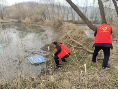 市文明实践卫生环保志愿服务队开展“清洁汉江”行动