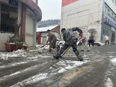 盐池河镇：民兵、志愿者扫雪除冰护民生